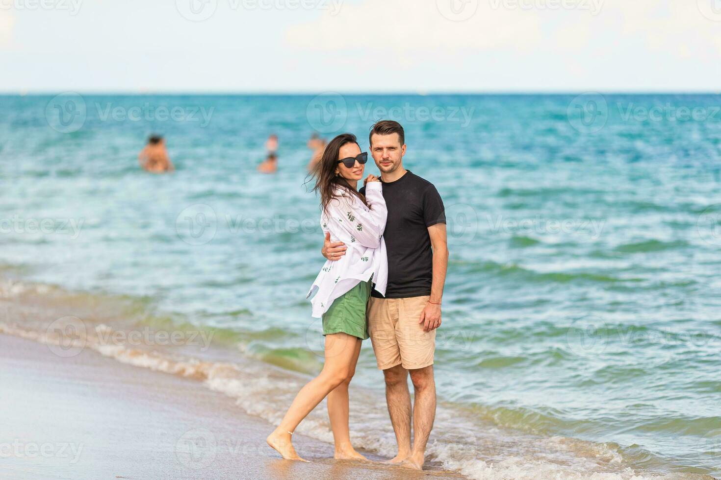 giovane coppia su bianca spiaggia durante estate vacanza. foto