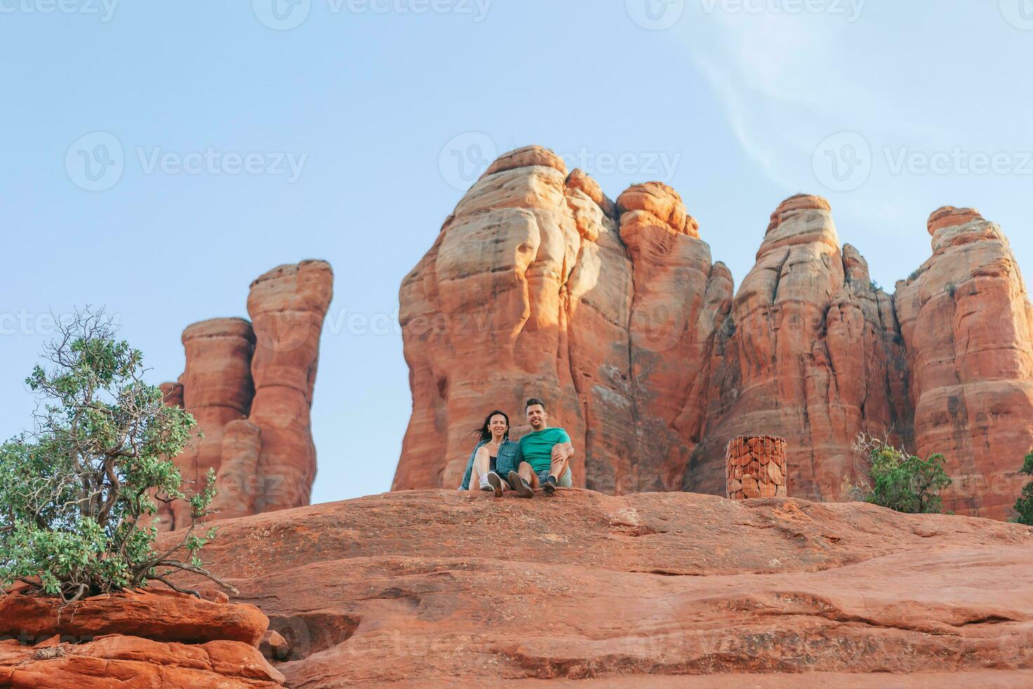 giovane escursionista donna su il bordo di un' scogliera a Cattedrale roccia nel sedona, Arizona. Visualizza a partire dal panoramico Cattedrale roccia nel sedona con blu cielo nel Arizona foto