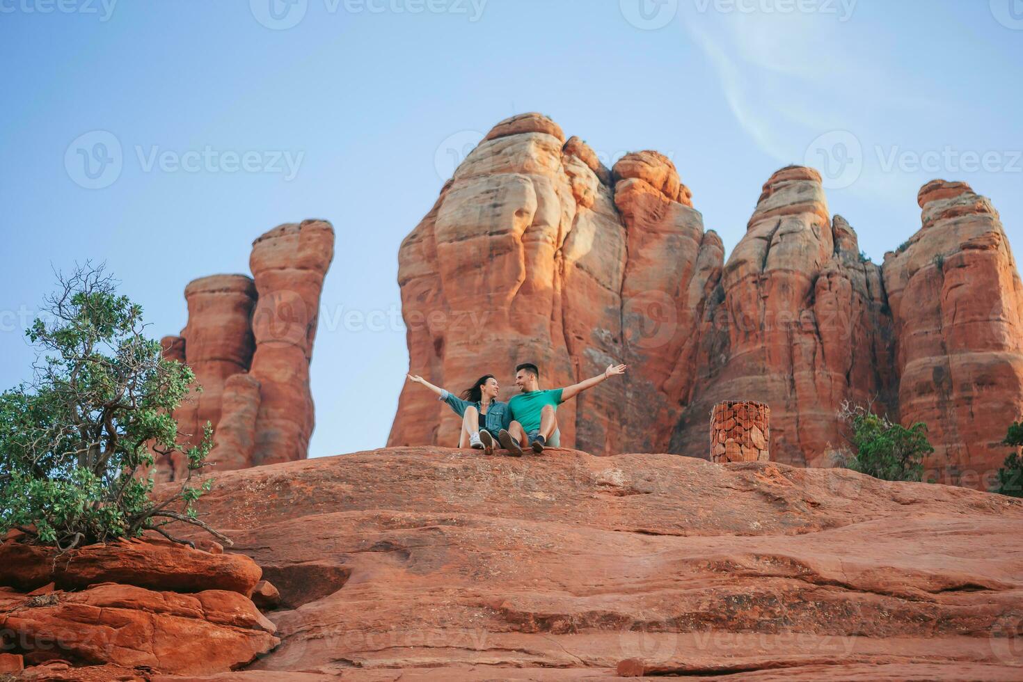 giovane escursionista donna su il bordo di un' scogliera a Cattedrale roccia nel sedona, Arizona. Visualizza a partire dal panoramico Cattedrale roccia nel sedona con blu cielo nel Arizona foto