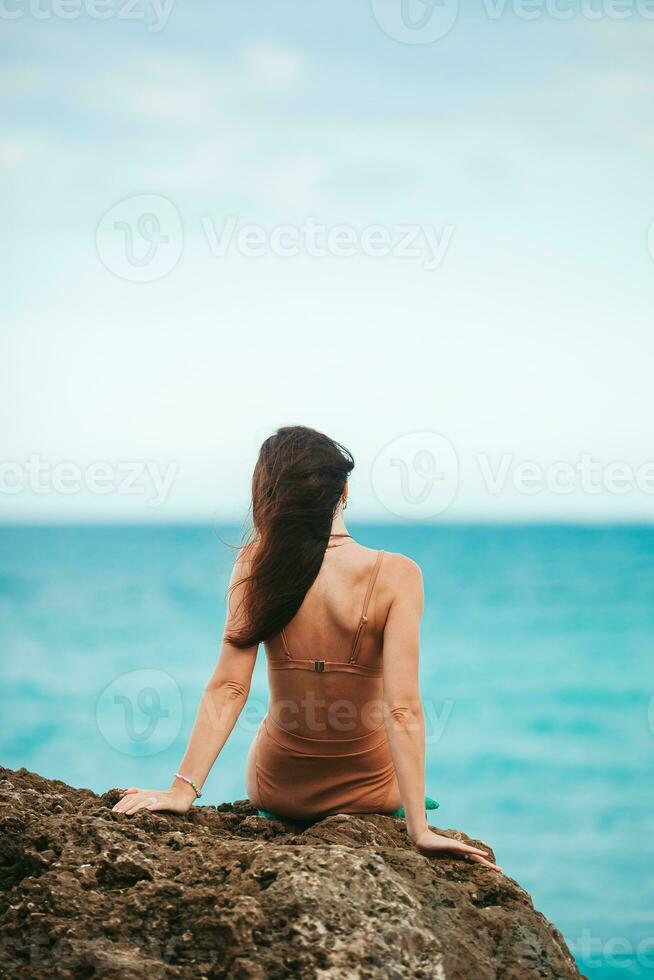 giovane contento donna su il spiaggia godere sua estate vacanza foto