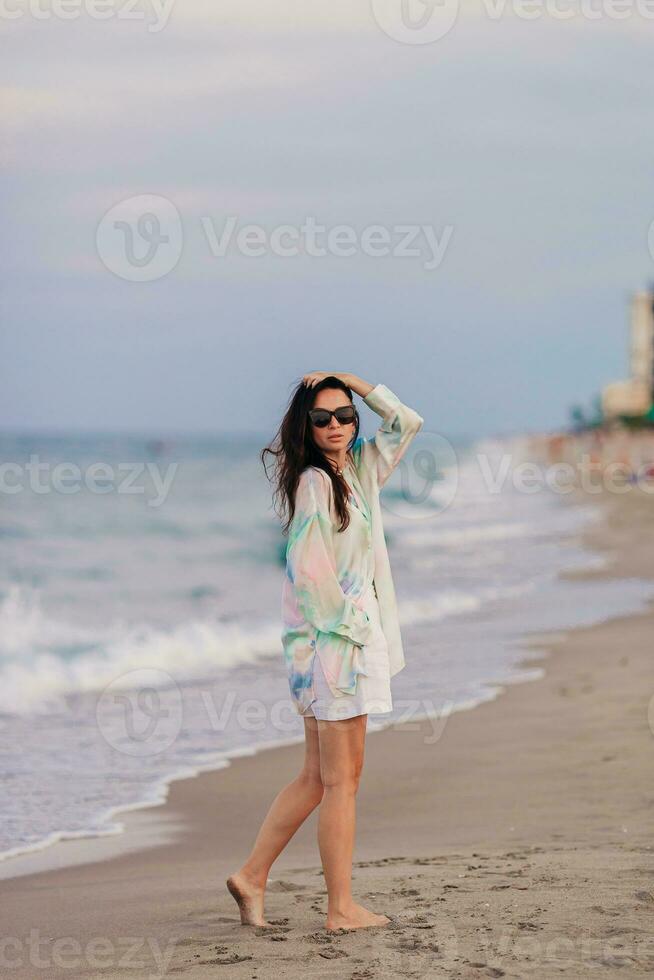 giovane bellissimo donna su spiaggia vacanza su caribi foto