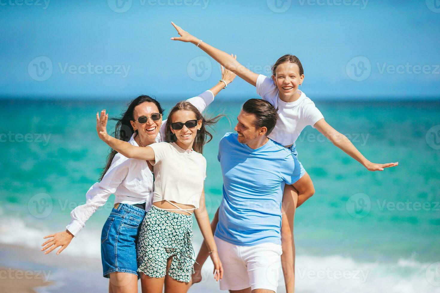 la giovane famiglia in vacanza si diverte molto foto