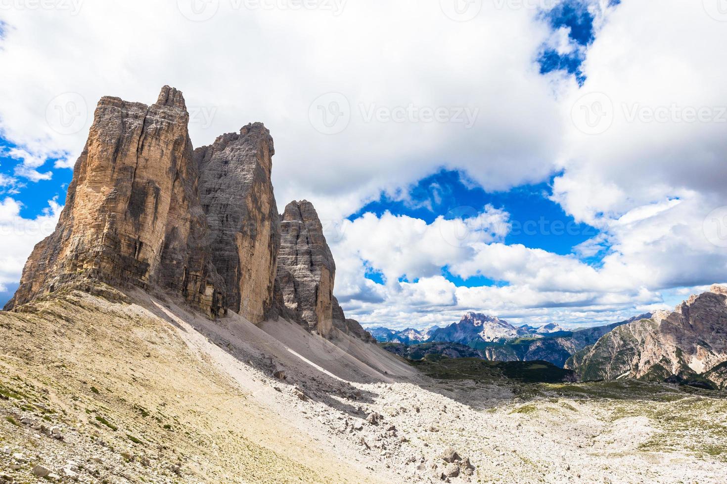 punto di riferimento delle dolomiti - tre cime di lavaredo foto