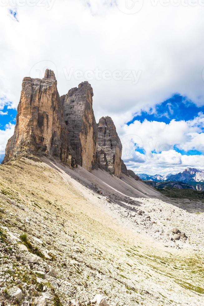 punto di riferimento delle dolomiti - tre cime di lavaredo foto