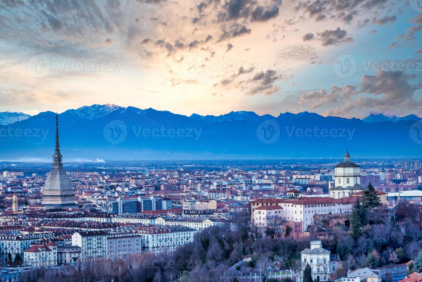 skyline panoramico di torino al tramonto con le alpi sullo sfondo foto