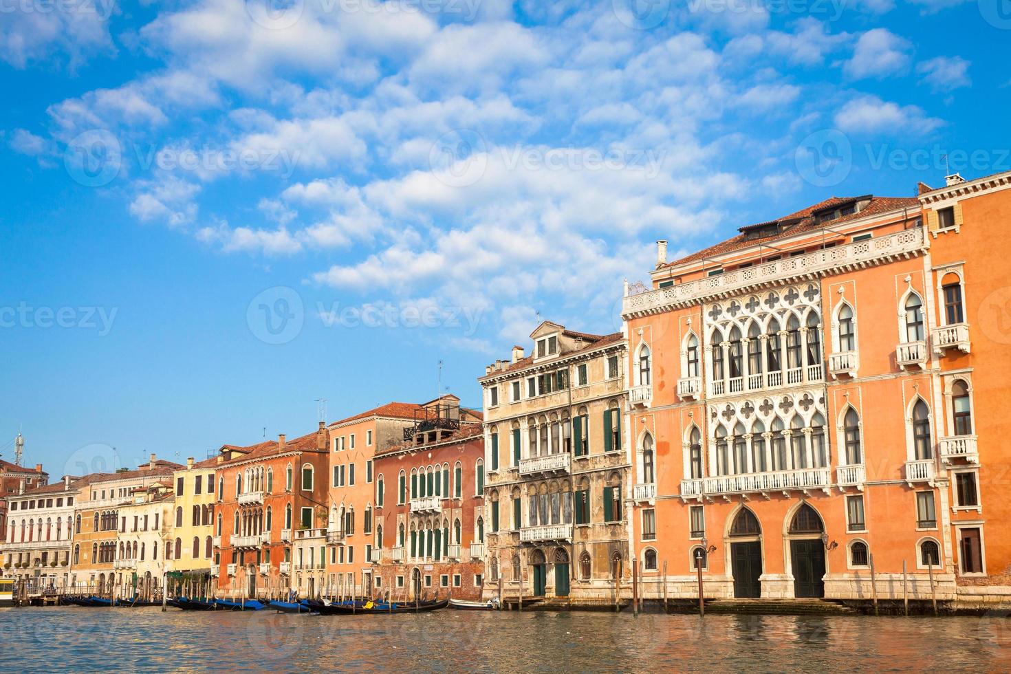 Facciata del palazzo veneziano di 300 anni dal canal grande foto