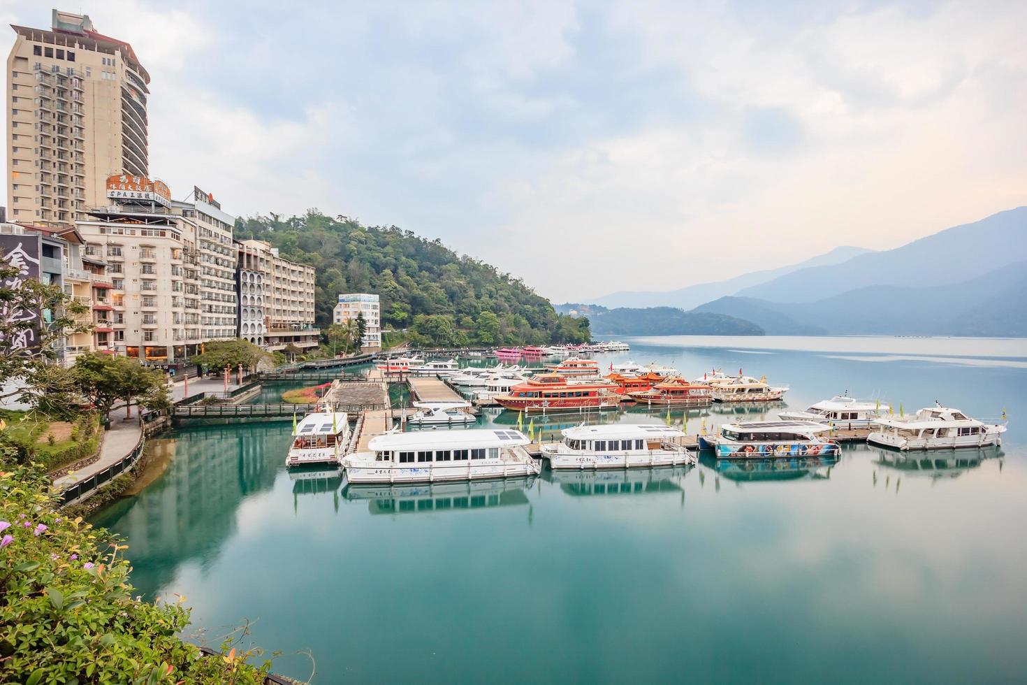 nantou, taiwan, apr 02, 2017 - barche nel porto al mattino foto