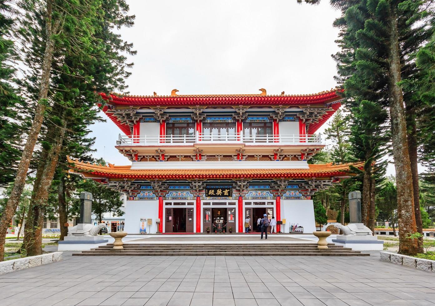 nantou, taiwan, 1° maggio 2017 - tempio di xuanguang nel lago della luna del sole foto