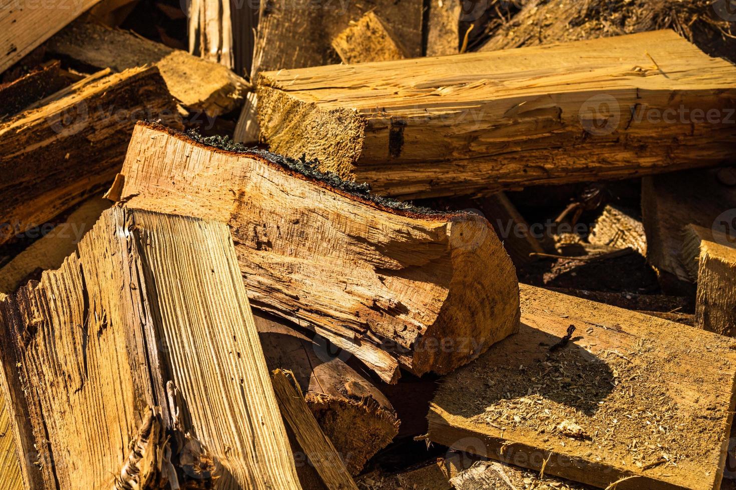 legna secca tagliata e accatastata. mucchio di legname da segare. foto