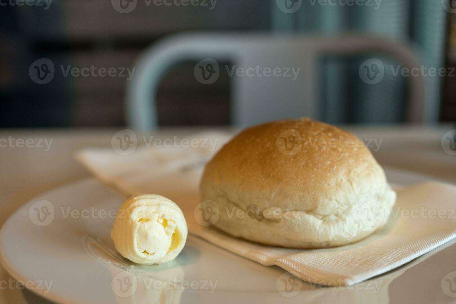 fresco pane con fresco burro riccioli nel ristorante, avvicinamento foto