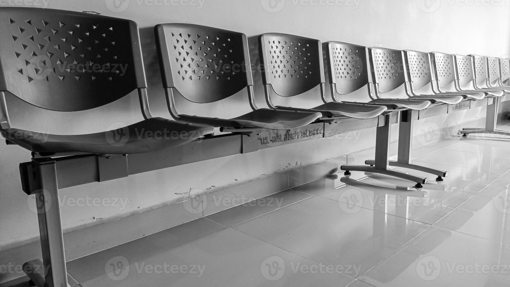 grigio riga sedie rappresentare solitudine foto