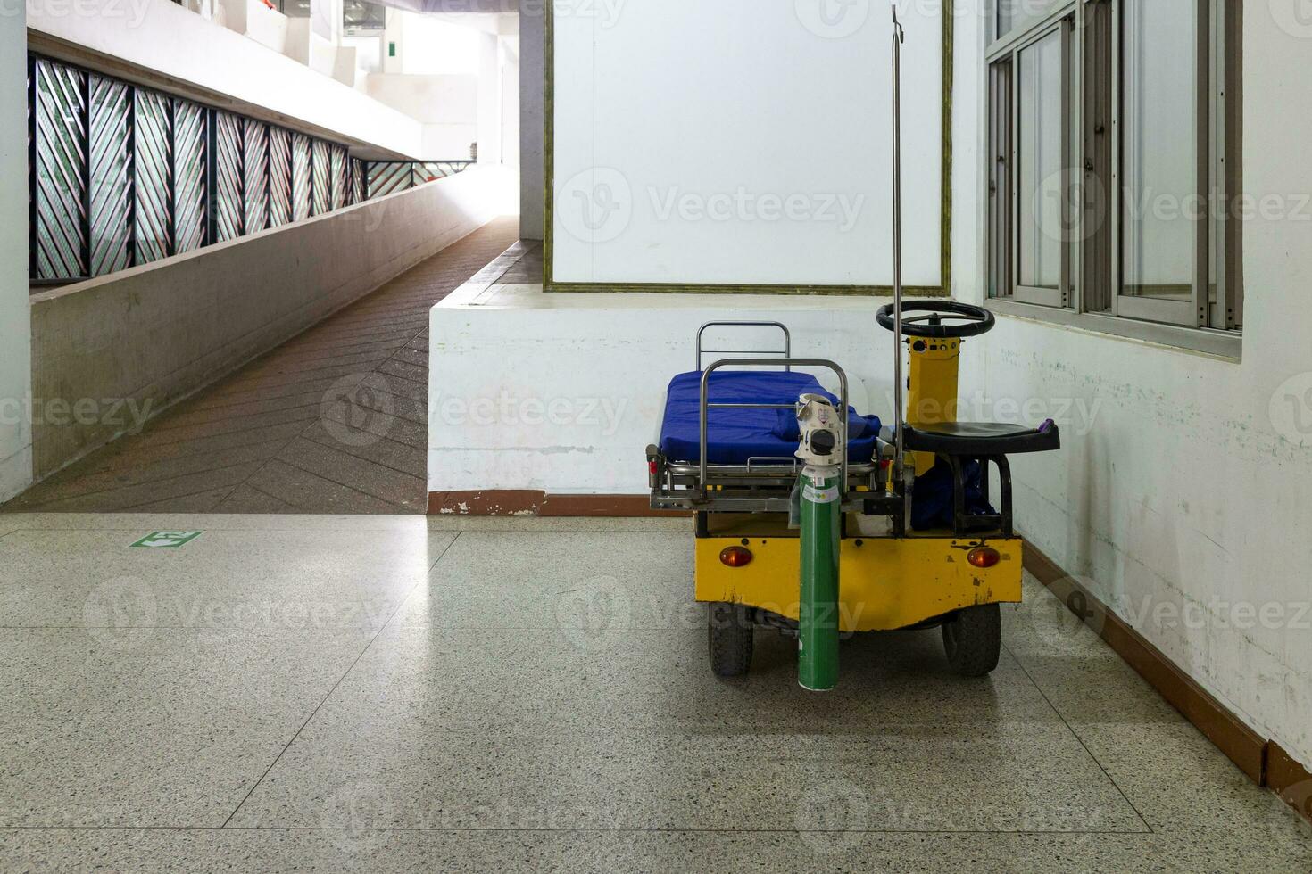 sedia a rotelle ev, attrezzata con letto e ossigeno serbatoio per trasporto pazienti entro il ospedale edificio foto