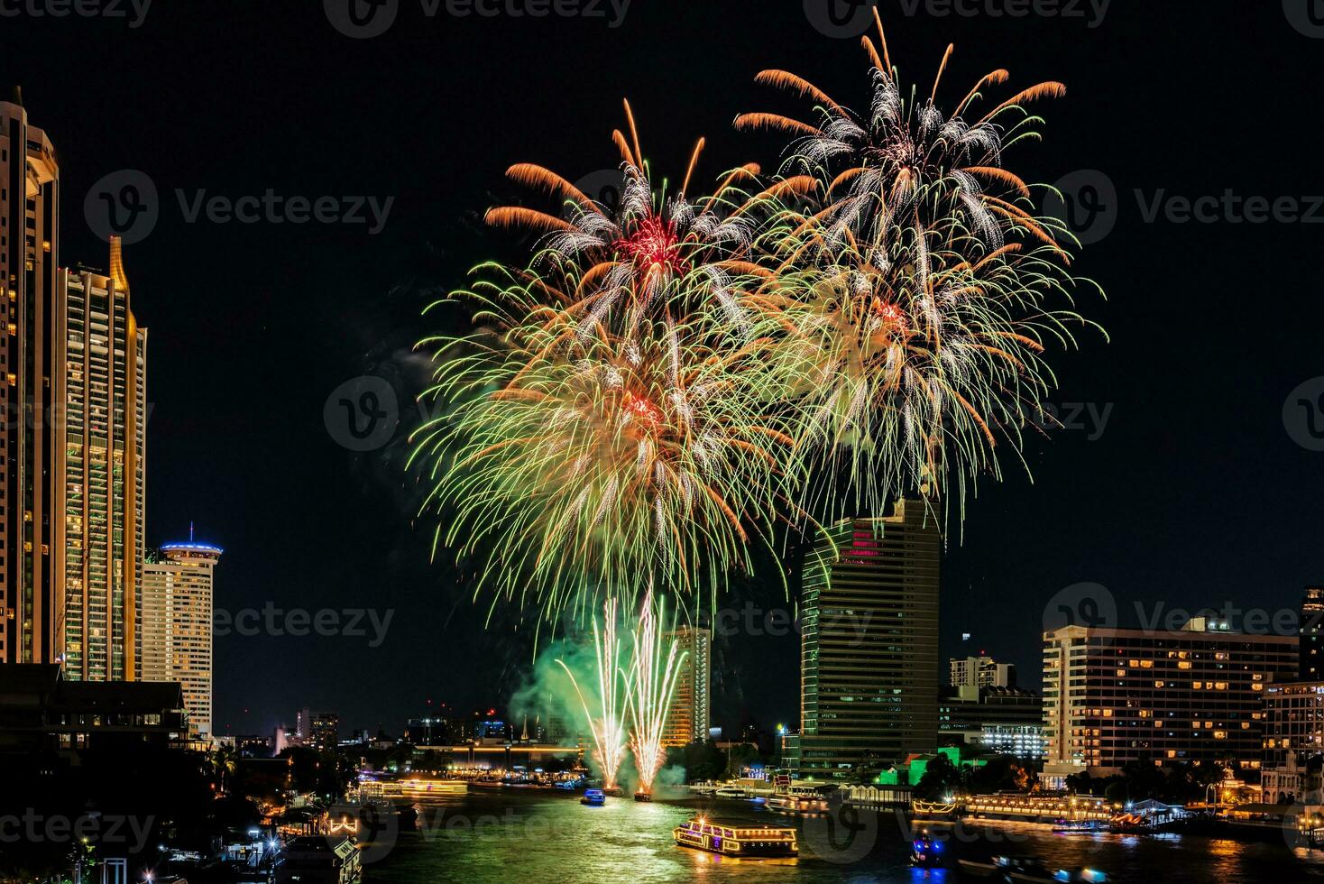 fuochi d'artificio sul fiume nel cielo scuro foto