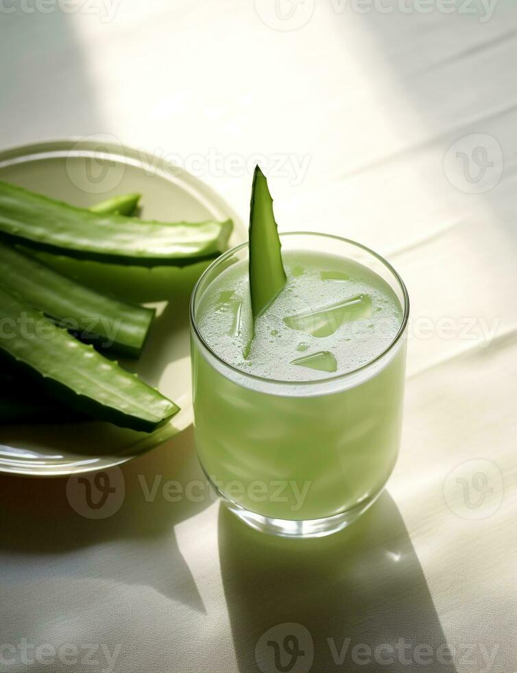 foto di alcuni aloe Vera bevanda bevanda elegantemente plated su un' tavolo. generativo ai