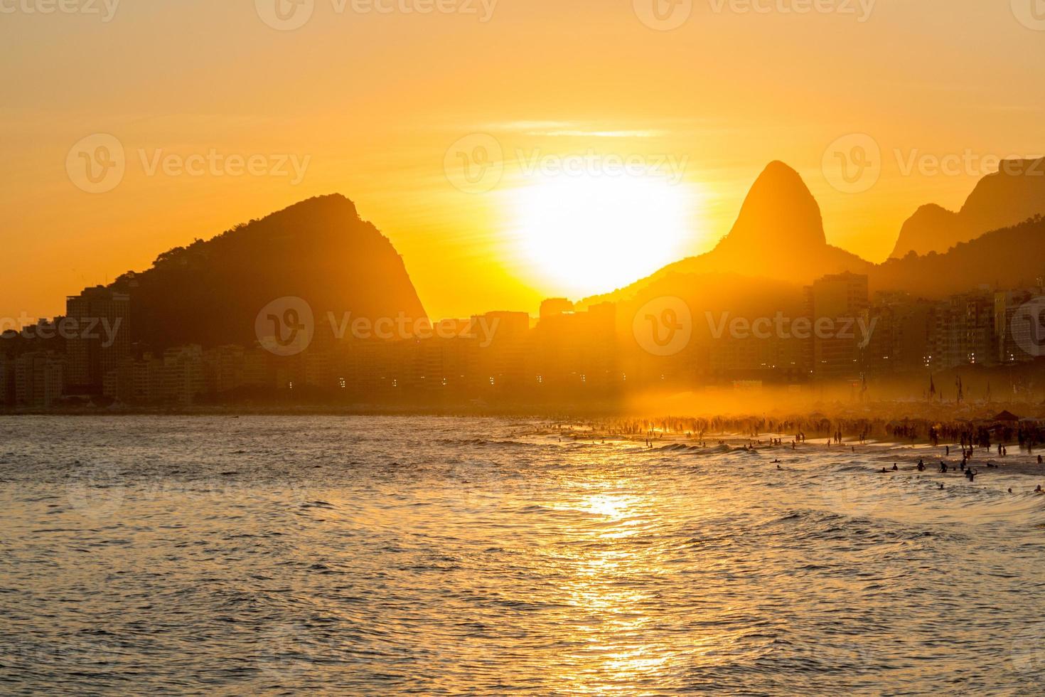 tramonto sulla spiaggia di leme a copacabana, rio de janeiro, brasile foto