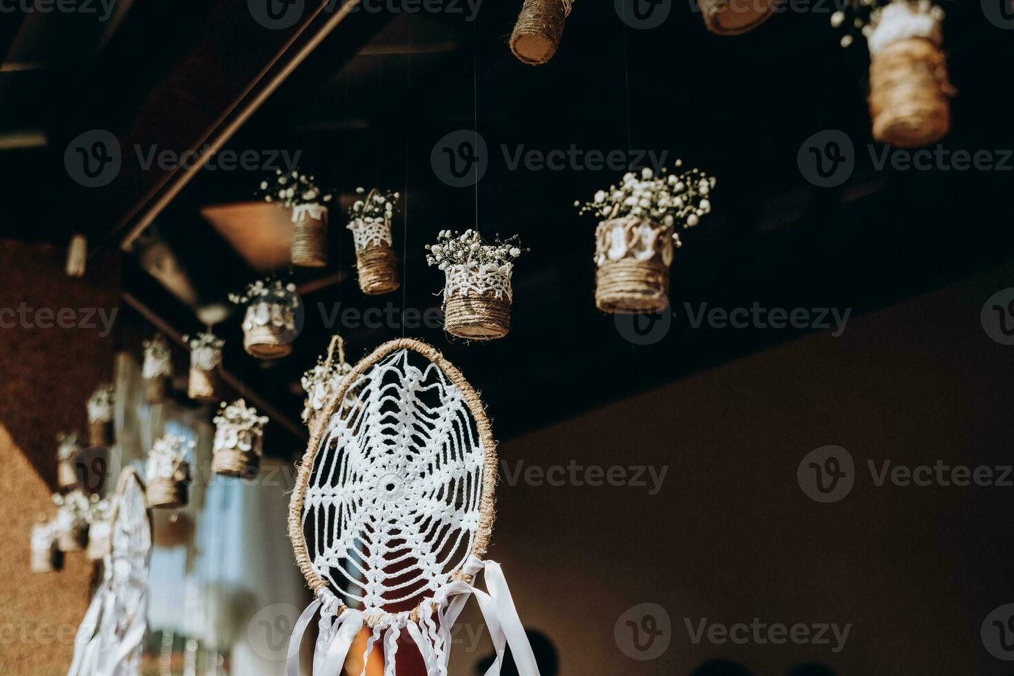 originale nozze floreale decorazione nel il modulo di mini-vasi e mazzi di fiori di fiori sospeso a partire dal il soffitto foto