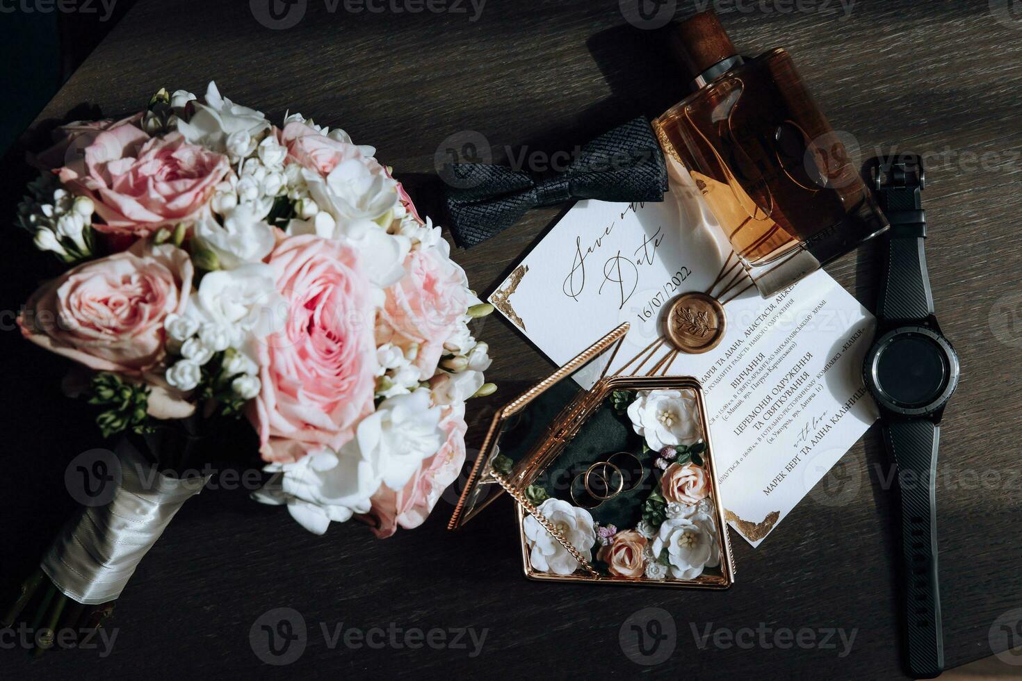 mattina sposo e particolari, dettagli di il sposo Marrone. nozze particolari, oro nozze anelli. nozze Accessori. mazzo e Accessori di sposa e sposo. nozze dettagli foto