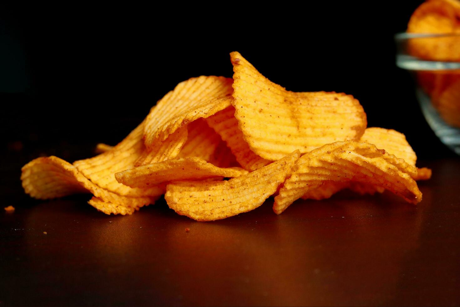 Patata patatine fritte su un' di legno tavolo, Patata patatine fritte su un' di legno sfondo, foto