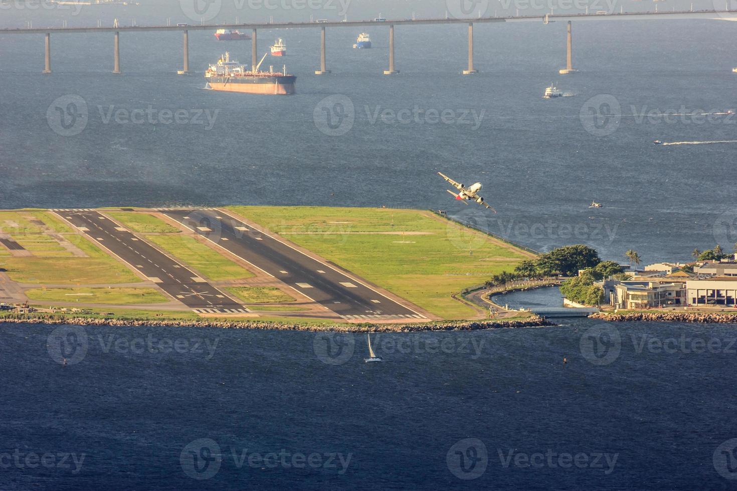 aeroporto santos dumont visto dalla cima di morro da urca a rio de janeiro, brasile foto