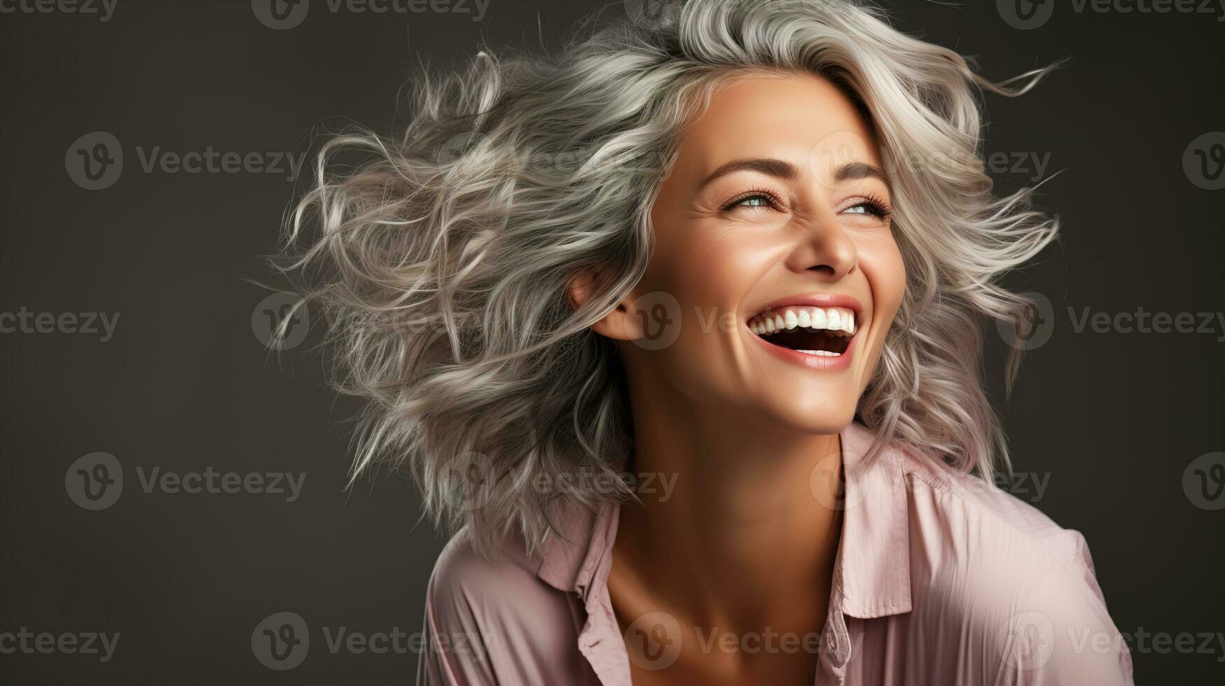 bellissimo anziano modello donna nel sua 50s 60s con grigio capelli ridendo e sorridente contro un' buio sfondo, Abbracciare una persona bellezza, fiducia, e gioioso invecchiamento nel contento la pensione, ai generativo foto