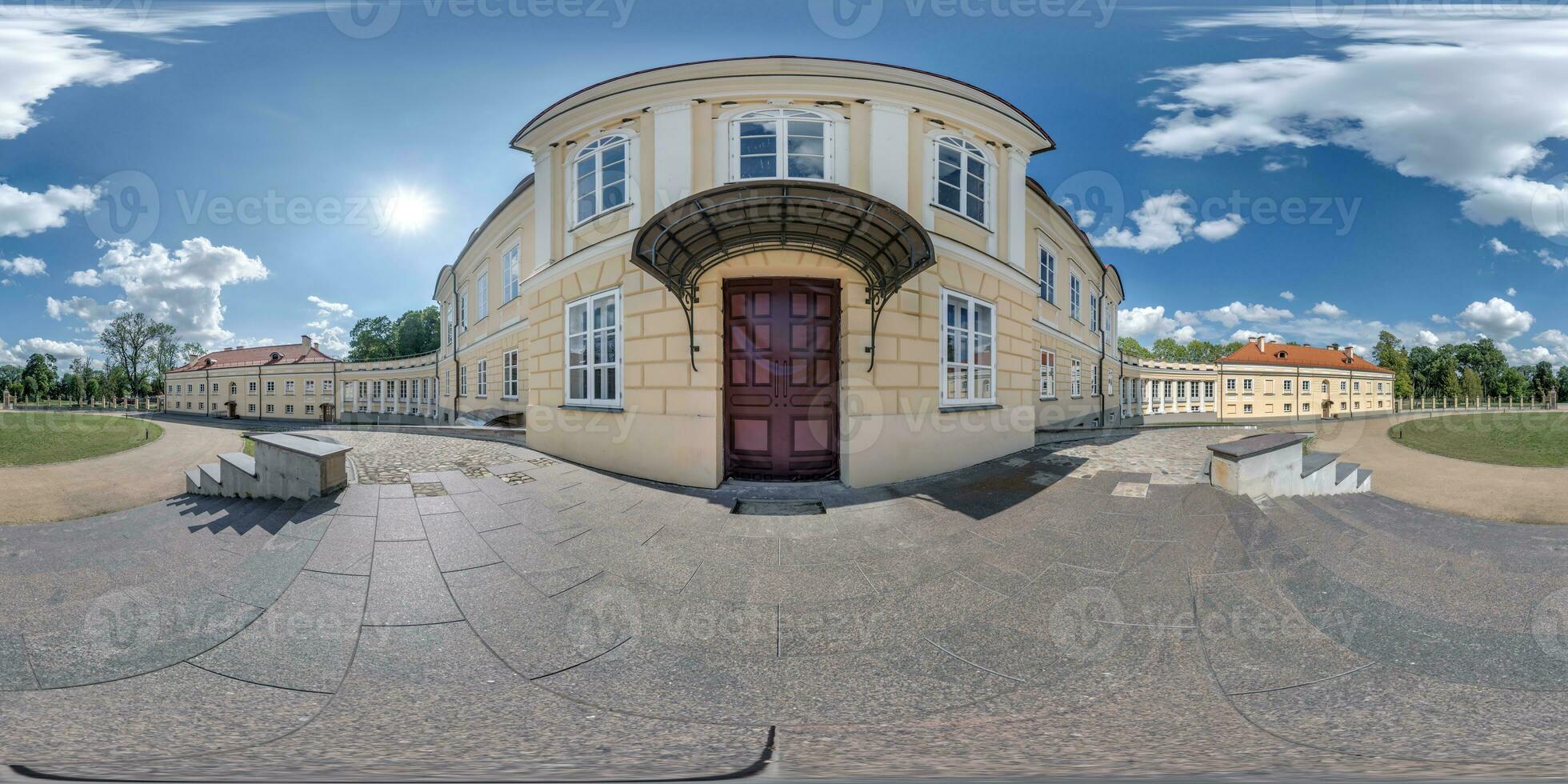 senza soluzione di continuità sferico hdri 360 panorama prospiciente restauro di il storico castello o palazzo con colonne e cancello nel equirettangolare proiezione foto