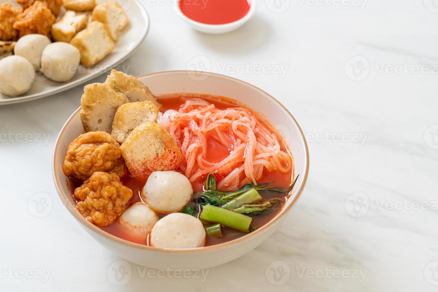 piccoli spaghetti di riso piatto con polpette di pesce e polpette di gamberi in zuppa rosa, yen ta quattro o yen ta fo foto