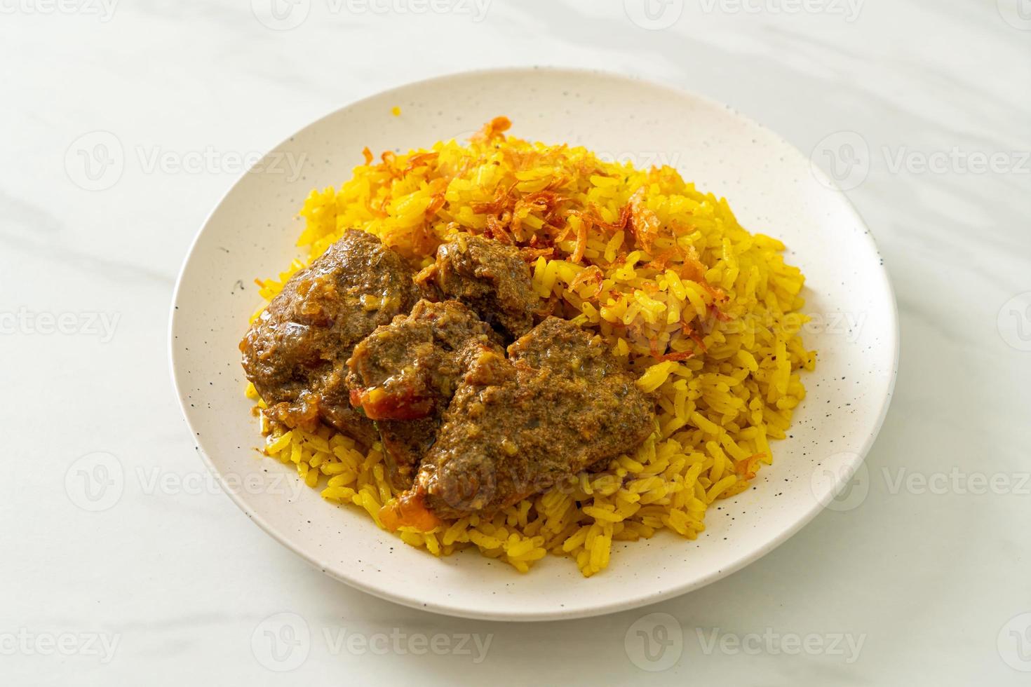 biryani di manzo o riso al curry e manzo foto