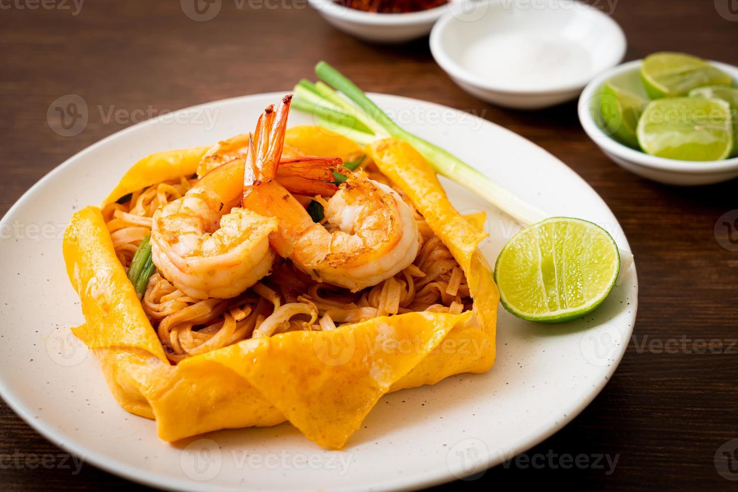 noodles saltati in padella tailandesi con gamberi e involucro di uova foto