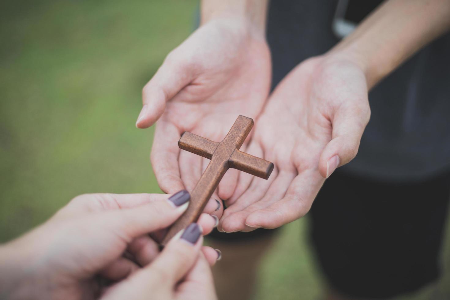 mano con croce .concetto di speranza, fede, cristianesimo, religione, chiesa online. foto