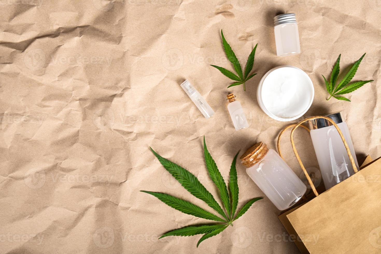 prodotto a base di cannabis per la salute, set cosmetico con cura della pelle foto