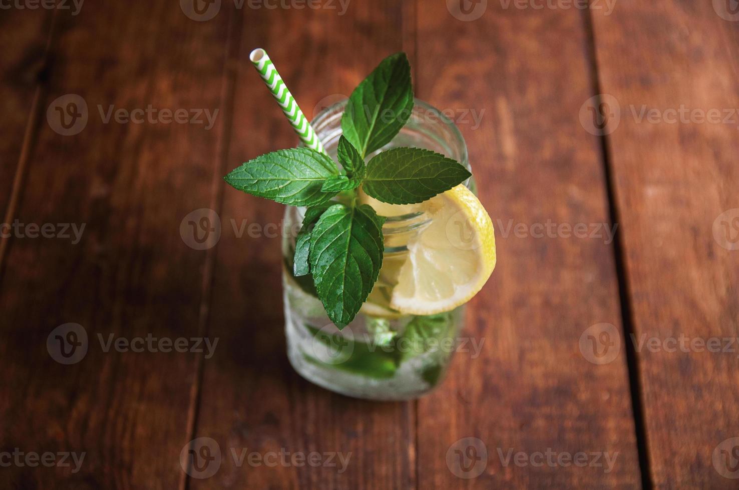 cocktail estivo agli agrumi mojito con limone e menta foto