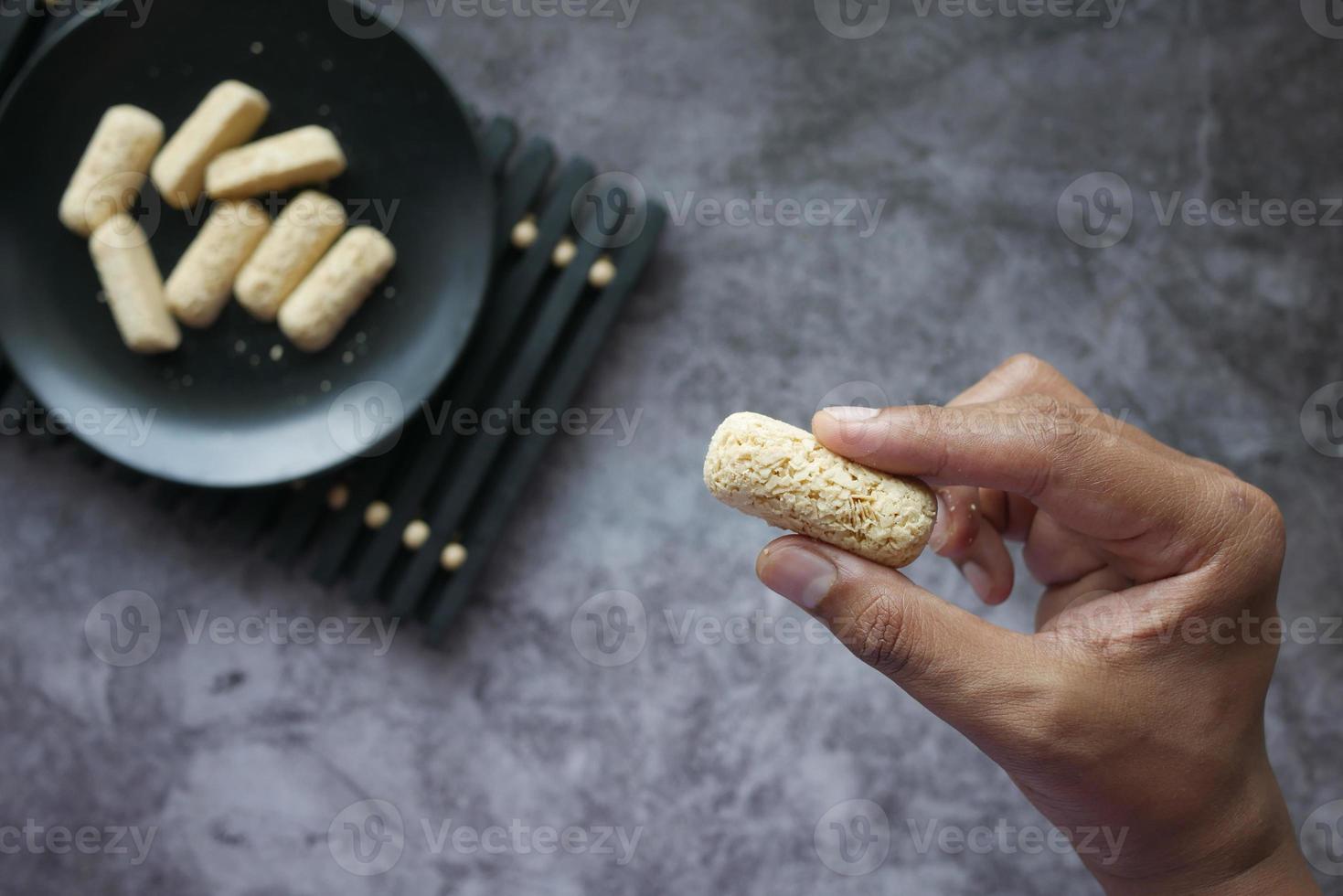 tenendo in mano gustose barrette di avena da vicino foto