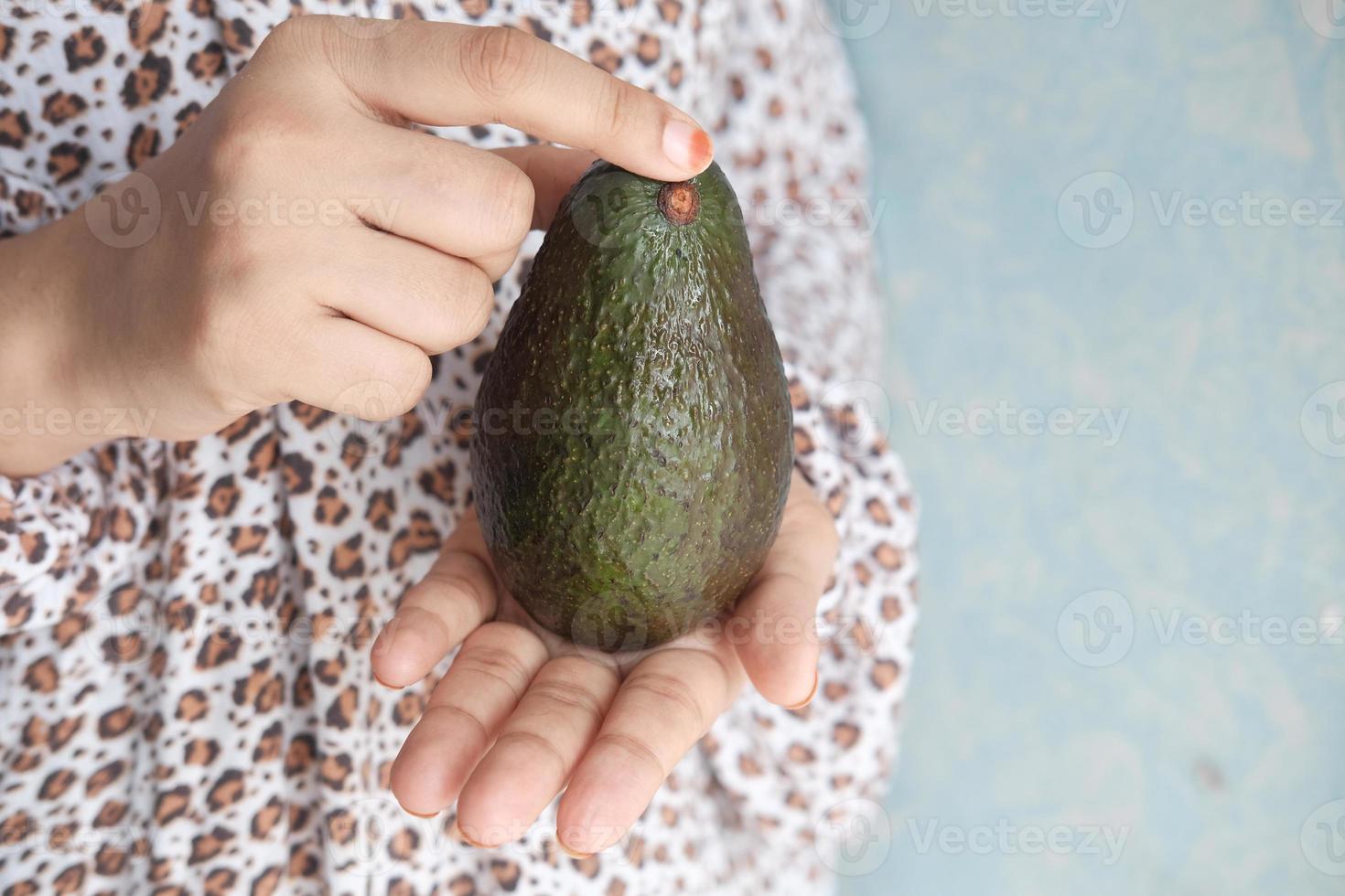 le donne tengono in mano una fetta di avocado con spazio di copia foto