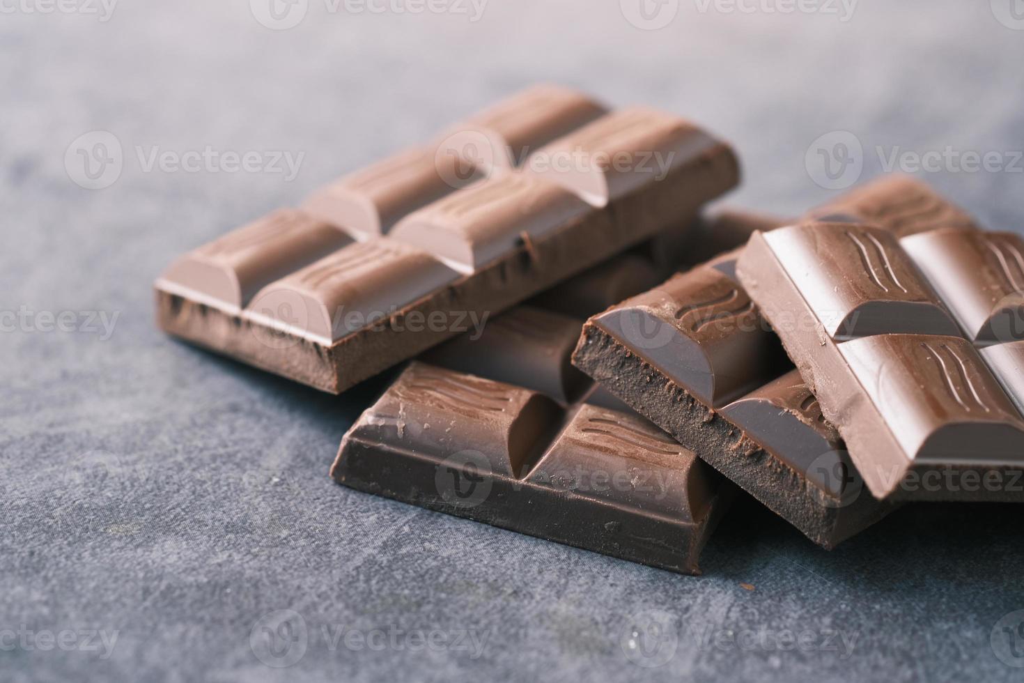 cioccolato fondente su un piatto su sfondo rosa foto