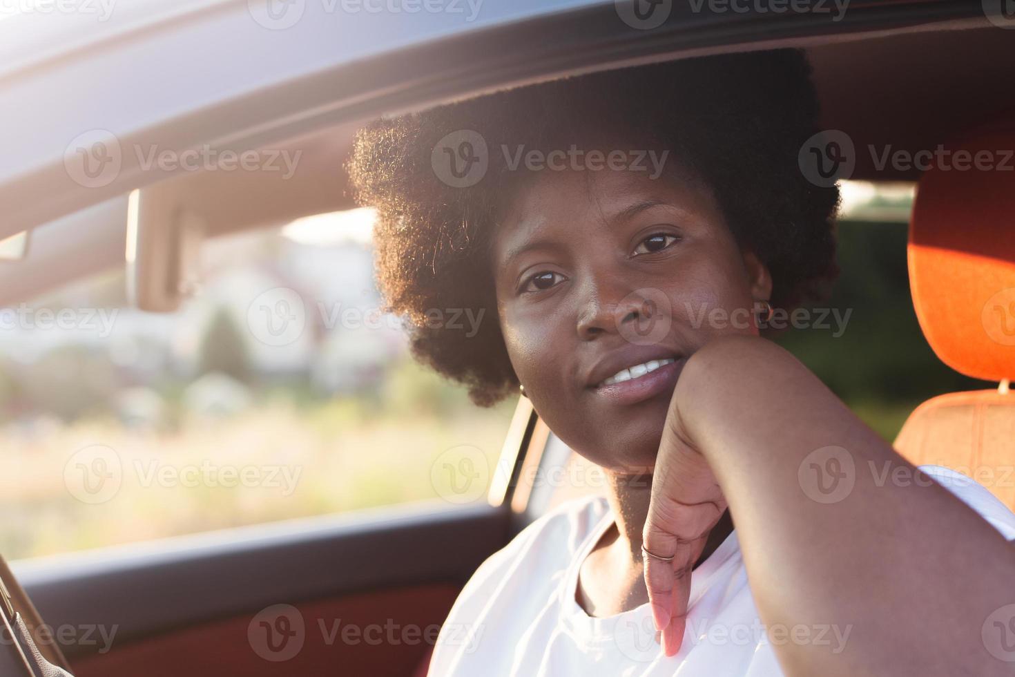 felice donna afroamericana in macchina, stile di vita foto