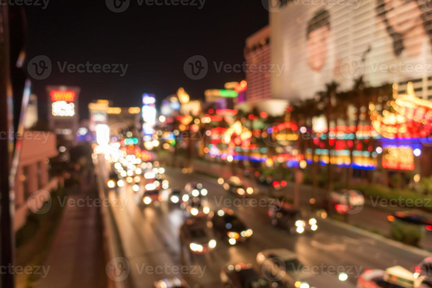 lunga esposizione elettrica ad alta energia delle strade della città di las vegas di notte foto