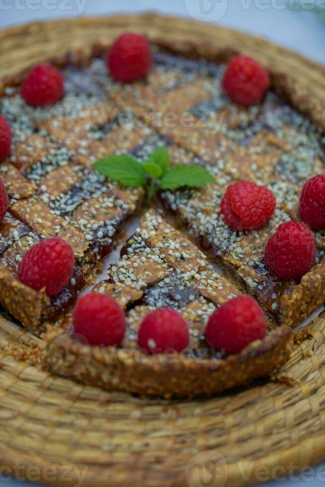 un' pezzo di torta con lamponi su esso foto