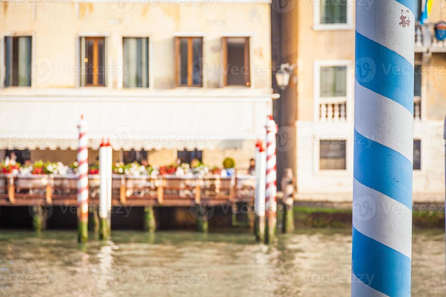 Facciata del palazzo veneziano di 300 anni dal canal grande foto