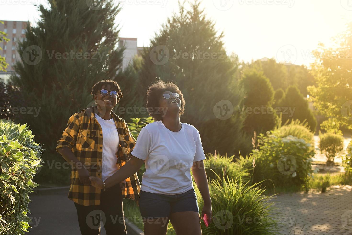 due donne afroamericane felici stanno camminando per strada foto