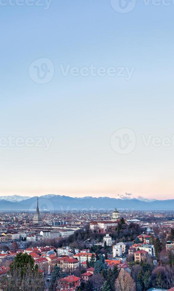 skyline panoramico di torino al tramonto con le alpi sullo sfondo foto