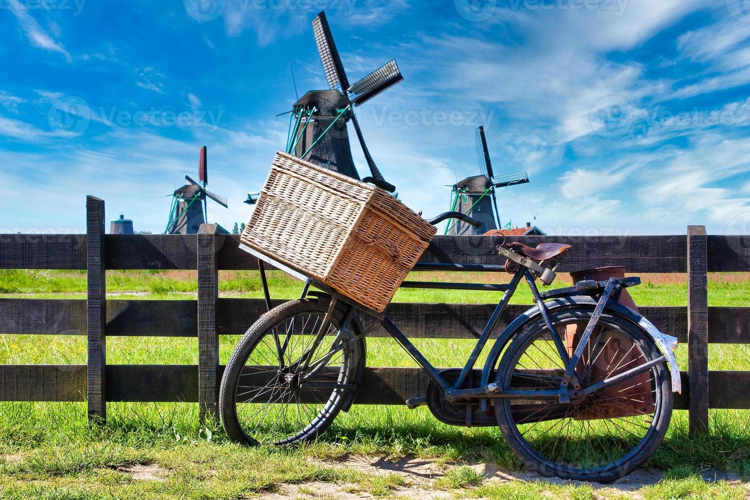 bicicletta con mulino a vento e sfondo azzurro del cielo. foto
