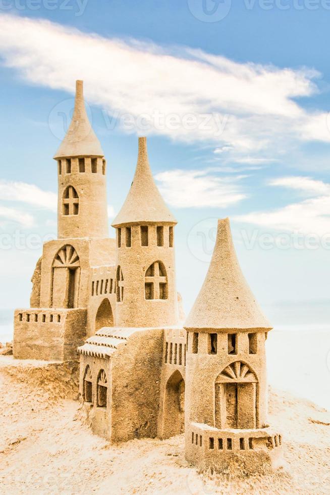 castello di sabbia durante una giornata di sole con sfondo azzurro del cielo. foto