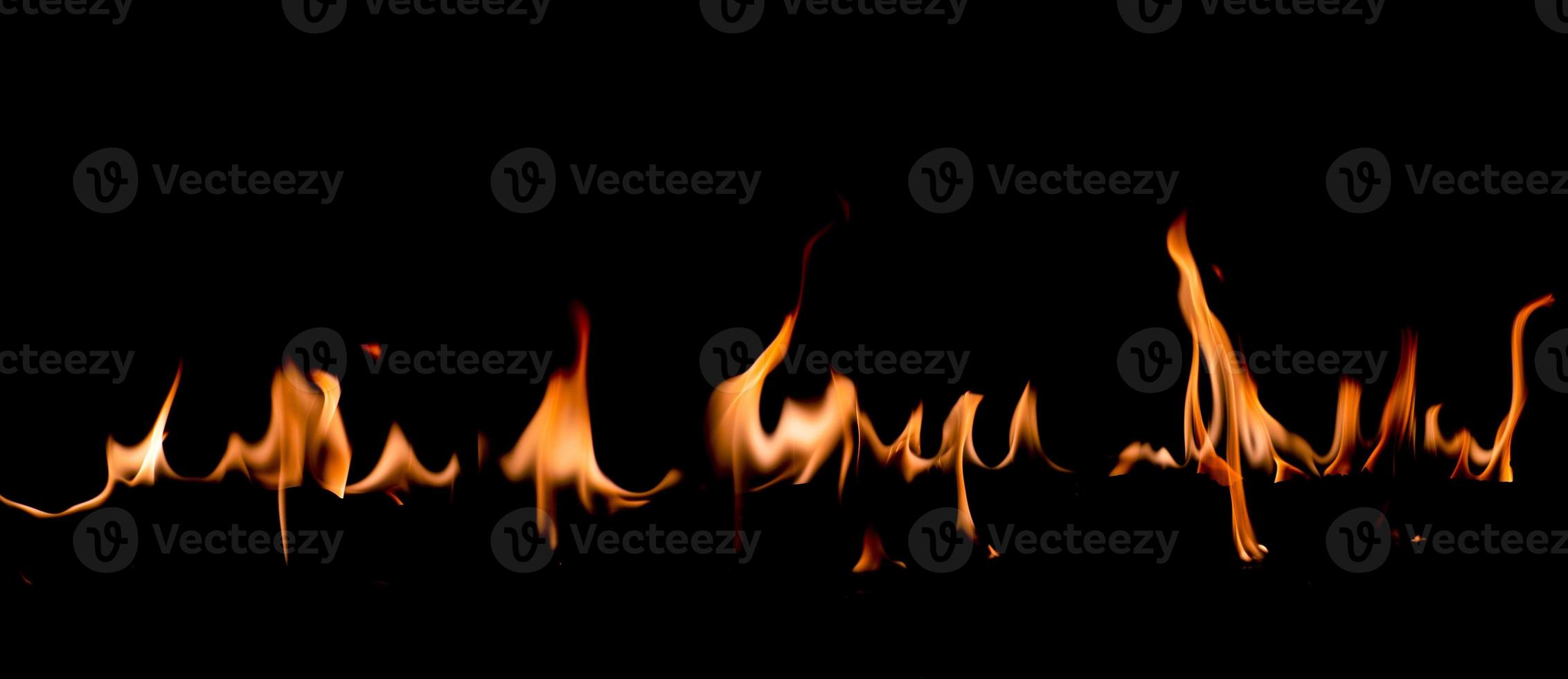 fiamma di fuoco su blackground foto