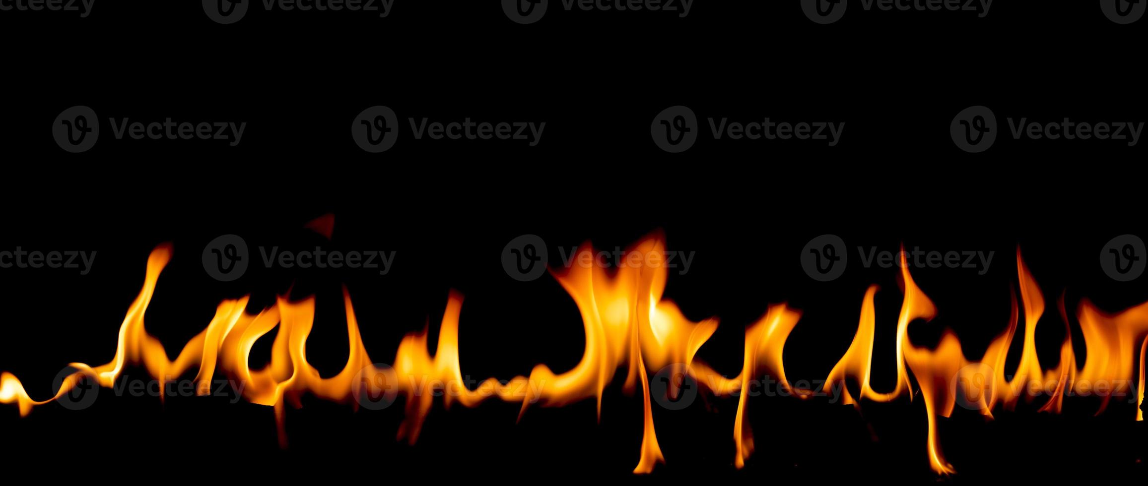 fiamma di fuoco su blackground foto