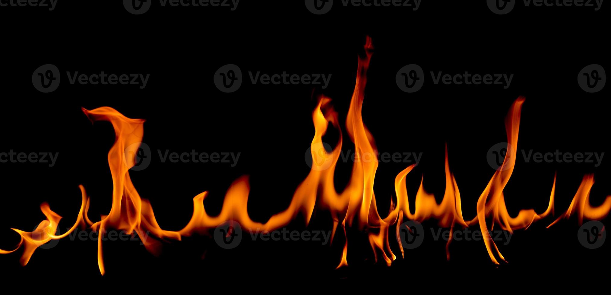 fiamma di fuoco su blackground foto