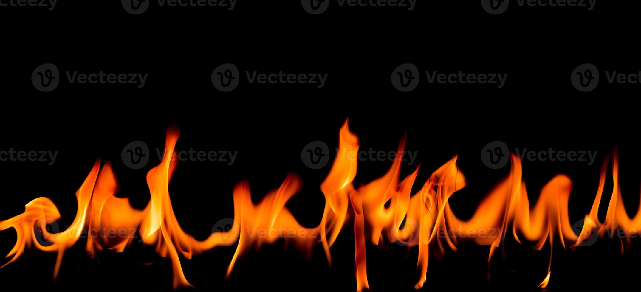 fiamma di fuoco su blackground foto