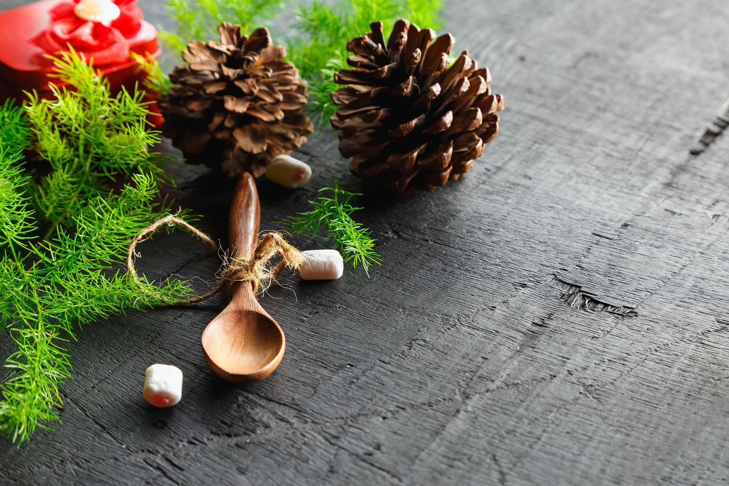 cucchiaio di legno e sfondo di pino sfondo di natale concept foto