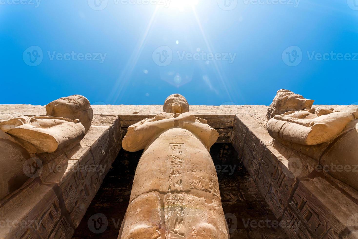 statua antica nella sala con pilastri a luxor in egitto foto