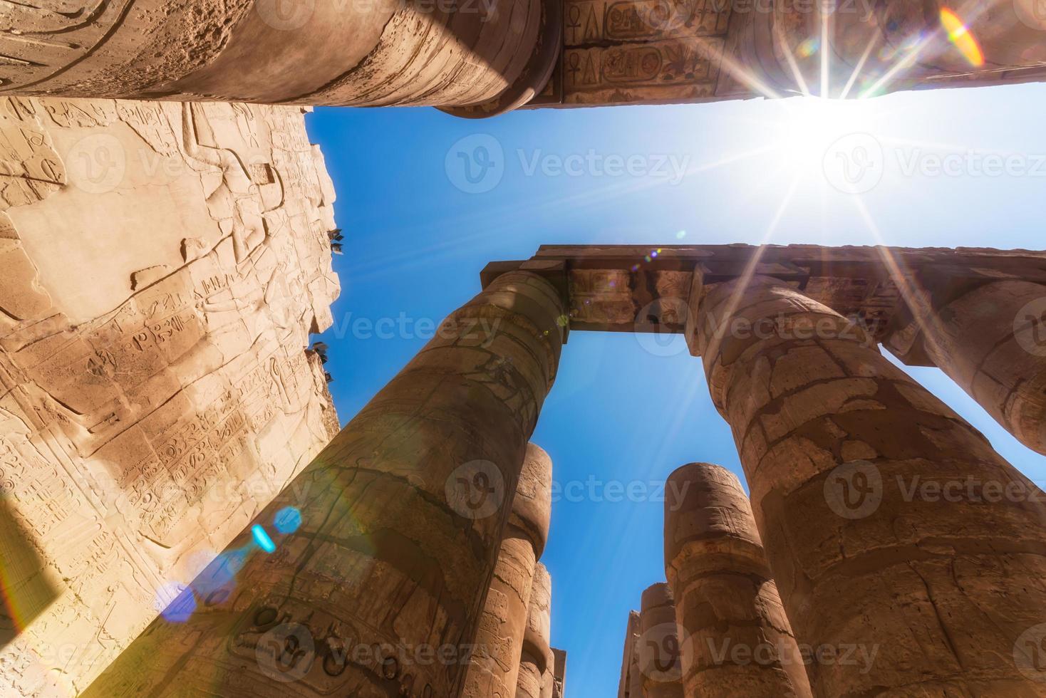 colonne antiche in un tempio di karnak a luxor foto