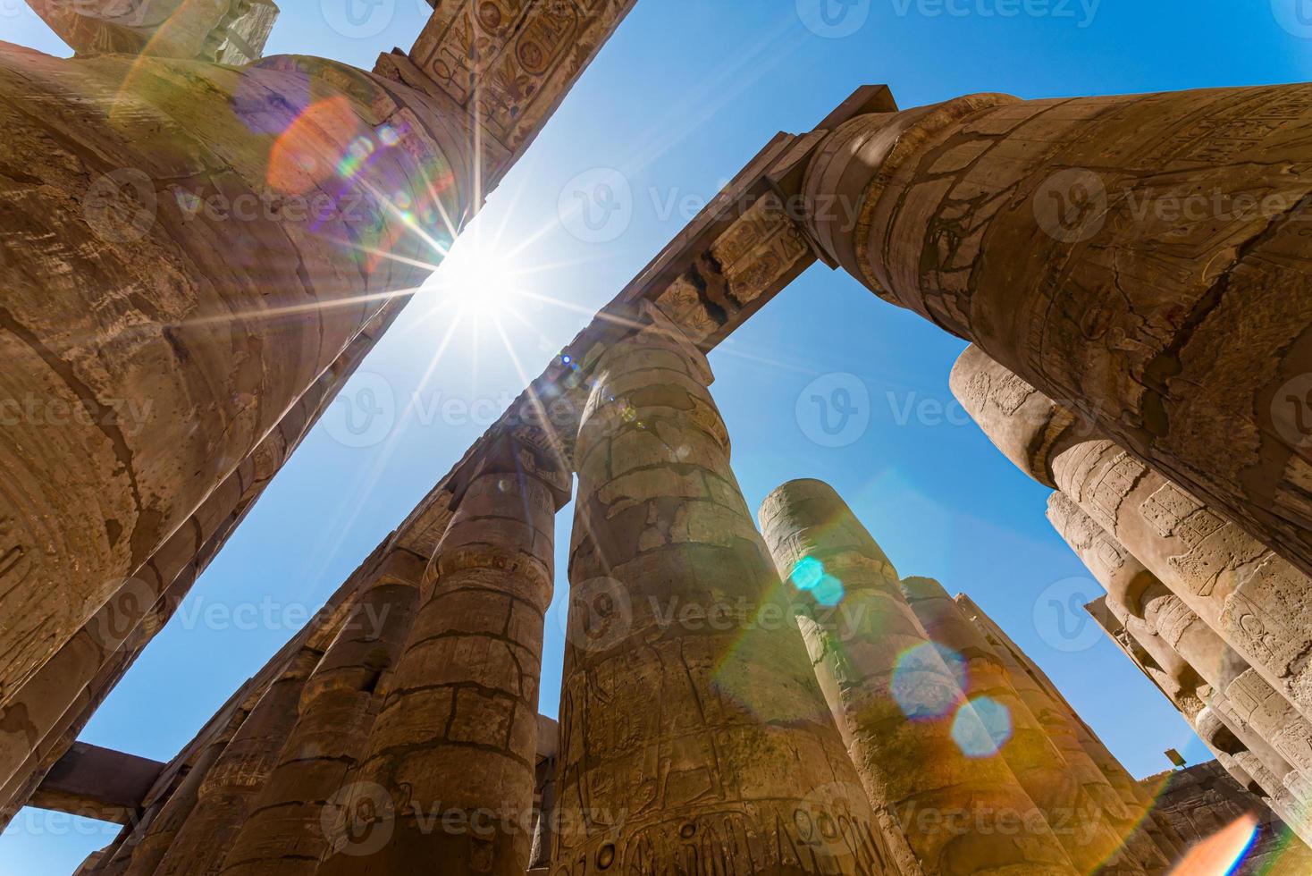 colonne antiche in un tempio di karnak a luxor foto